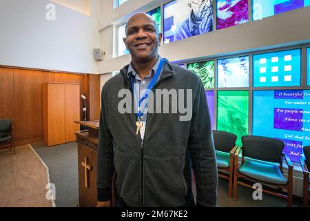 John S. Walker, défenseur résident de la Maison commémorative des anciens combattants du New Jersey à Vineland, pose pour son portrait dans la chapelle de la maison à Vineland, New Jersey, 18 avril 2022. Walker, un gardien de forages traditionnel et premier sergent du groupe médical 108th de la Garde nationale aérienne du New Jersey, a été embauché par le ministère des Affaires militaires et des anciens combattants du New Jersey pour servir les résidents de la maison en veillant à ce que leurs préoccupations soient traitées de manière appropriée et en temps opportun. (Photo de la Garde nationale du New Jersey par Mark C. Olsen) Banque D'Images