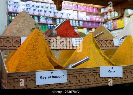 Vue sur les épices dans un magasin de Marrakech, Maroc Banque D'Images
