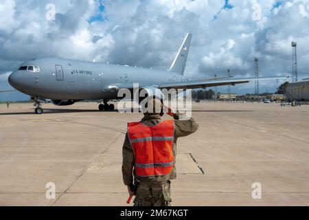 L'ancien Airman Ike Mendonez, 22nd escadron de maintenance propulsion aérospatiale Journeyman, rend un hommage coutumier au commandant d'un KC-46A 12 avril 2022, à la base aérienne de Morón, en Espagne. Ce salut remonte à la première Guerre mondiale et en est venu à symboliser le respect entre les équipages d'avions et de sol, ainsi que la confiance que l'embarcation est en état de navigabilité et prête pour la bataille. Banque D'Images