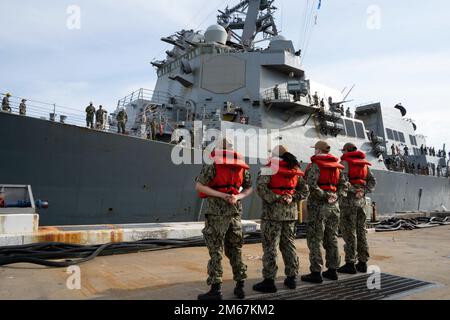 220413-N-KK394-1024 NORFOLK, VIRGINIE (13 avril 2022) le destroyer de missiles guidés de classe Arleigh Burke USS Forrest Sherman (DDG 98) retourne à son port d'attache, à la station navale de Norfolk, 13 avril. Forrest Sherman s'est déployé sur le théâtre d'opérations européen et a participé à une série d'activités maritimes à l'appui des forces navales en Europe et des alliés de l'OTAN. Banque D'Images