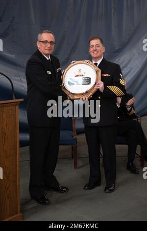 220413-N-JL161-1048 WASHINGTON (13 avril 2022) musicien 1st classe Chris Dechiara reçoit la plaque de tête de tambour convoitée, donnée par le musicien principal James Armstrong au nom de la Marine Band. La cérémonie de la retraite commémore des années de service dévoué. Banque D'Images