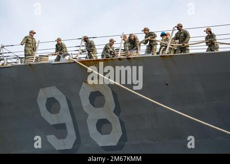 220413-N-KK394-1024 NORFOLK, VIRGINIE (13 avril 2022) les marins affectés au destroyer de missiles guidés de classe Arleigh Burke USS Forrest Sherman (DDG 98) sécurisent les lignes d'amarrage lorsque le navire retourne à son port d'attache, à la station navale de Norfolk, 13 avril. Forrest Sherman s'est déployé sur le théâtre d'opérations européen et a participé à une série d'activités maritimes à l'appui des forces navales en Europe et des alliés de l'OTAN. Banque D'Images