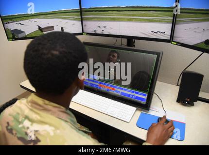 ÉTATS-UNIS Les aviateurs de la Force aérienne Jayden Ali et Luke Pietrykowski, étudiants du 334th e Escadron d'entraînement, utilisent un simulateur de tour de contrôle de la circulation aérienne condensé pour l'entraînement à l'intérieur du manoir Erwin à la base aérienne de Keesler, Mississippi, 13 avril 2022. Quatre formateurs ont été installés pour permettre aux élèves d'augmenter les heures de contact avec le contrôle de la tour et de fournir aux élèves un temps supplémentaire d'étude et de familiarisation en dehors de la salle de classe. Banque D'Images