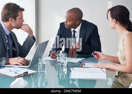 Tout est une question de stratégie. cadres d'entreprise ayant une réunion à une table de conférence. Banque D'Images