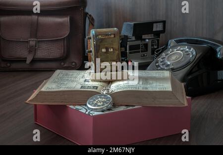 Bangkok, Thaïlande - 29 décembre 2022 - ancien calendrier perpétuel de bureau en laiton antique montrant 1 janvier ( calendrier perpétuel ancien ) placé sur et vieux bo Banque D'Images