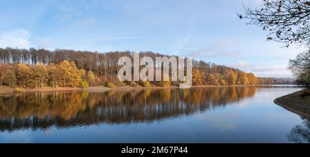 Image panoramique du lac Lingese près de Marienheide en soirée à l'automne, Bergisches Land, Allemagne Banque D'Images