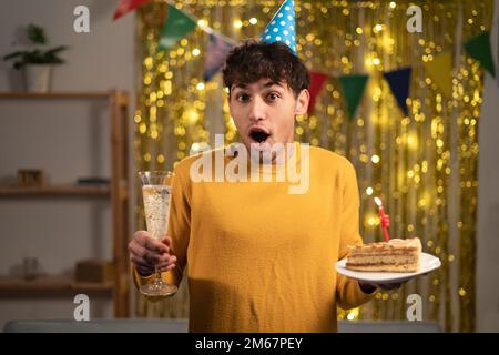 Homme arabe célébrités à l'anniversaire, invite beaucoup d'amis pour cette occasion spéciale, a choqué l'expression. Homme d'anniversaire avec gâteau et champagne Banque D'Images