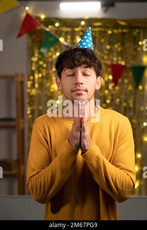 L'homme d'anniversaire arabe prie à la maison lors de son anniversaire se tourne vers Dieu par la prière demande la santé Banque D'Images