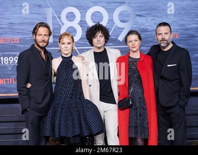 Berlin, Allemagne. 10th novembre 2022. Les acteurs Andreas Pietschmann (l-r), Emily Beecham, Aneurina Barnard, Jantje Friese et Baran Bo Odar arrivent à la première de la série Netflix 1899 à Funkhaus Berlin. Selon les créateurs, la série de mystère Netflix allemande '1899' ne se poursuivra pas. (À dpa ''1899' makers: Netflix series will not continued') Credit: Annette Riedl/dpa/Alay Live News Banque D'Images