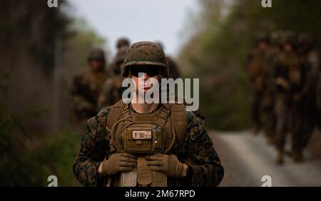 Le premier lieutenant John C. Bley III, commandant de peloton, deuxième peloton, Compagnie Bravo, casernes marines de Washington (MBW), effectue une patrouille à pied pendant l'entraînement d'infanterie à la base du corps marin Quantico, Virginie, 13 avril 2022. Marines et MBW ont effectué un insert aérien dans MV-22 Ospreys, des patrouilles à pied et une formation de feu vivant pour perfectionner les compétences en infanterie. Banque D'Images