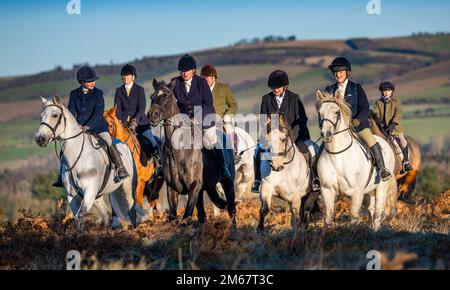 Lauder, Royaume-Uni. 21st décembre 2022. 2 janvier 2023. Lauder, frontières écossaises, Écosse. La chasse annuelle du nouvel an de Lauderdale, aujourd'hui, sur les champs et les landes entourant Lauder aux frontières écossaises, Sous la direction du maître de la chasse, Claire Bellamy Riders s'est réunie pour suivre les huards à travers la lande commune de Lauder ce matin dans des conditions ensoleillées et lumineuses avec un froid glacial dans l'air. Crédit photo : phil wilkinson/Alay Live News Banque D'Images