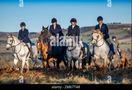 Lauder, Royaume-Uni. 21st décembre 2022. 2 janvier 2023. Lauder, frontières écossaises, Écosse. La chasse annuelle du nouvel an de Lauderdale, aujourd'hui, sur les champs et les landes entourant Lauder aux frontières écossaises, Sous la direction du maître de la chasse, Claire Bellamy Riders s'est réunie pour suivre les huards à travers la lande commune de Lauder ce matin dans des conditions ensoleillées et lumineuses avec un froid glacial dans l'air. Crédit photo : phil wilkinson/Alay Live News Banque D'Images