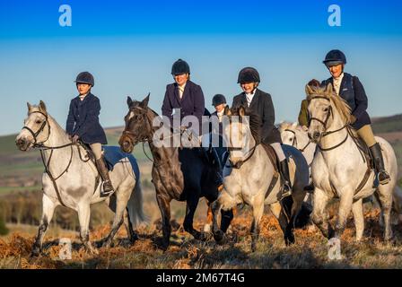 Lauder, Royaume-Uni. 21st décembre 2022. 2 janvier 2023. Lauder, frontières écossaises, Écosse. La chasse annuelle du nouvel an de Lauderdale, aujourd'hui, sur les champs et les landes entourant Lauder aux frontières écossaises, Sous la direction du maître de la chasse, Claire Bellamy Riders s'est réunie pour suivre les huards à travers la lande commune de Lauder ce matin dans des conditions ensoleillées et lumineuses avec un froid glacial dans l'air. Crédit photo : phil wilkinson/Alay Live News Banque D'Images