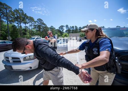 Les agents d'expulsion DES FORCES de L'ordre et des opérations de déportation (ERO) effectuent l'arrestation simulée d'un suspect pendant la formation à l'arrêt de véhicule au Centre fédéral de formation à l'application de la loi (FLETC) à Glencoe, en Géorgie, à 13 avril 2022. Banque D'Images