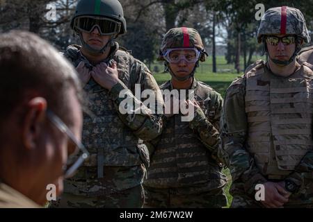 ÉTATS-UNIS Les soldats de l'armée qui ont suivi un cours de sauvetage au combat dirigé par le Centre d'entraînement de simulation médicale regardent le sergent d'état-major de vol Michael Toth démontrer des procédures de levage sur la base commune McGuire-dix-Lakehurst, New Jersey, 14 avril 2022. Le centre de formation en simulation médicale offre une formation médicale réaliste aux soldats médicaux et non médicaux de la Garde active, de la Réserve et de la Garde nationale, et fournit des instructions pratiques sur les techniques les plus récentes de traumatologie et de soins intensifs sur le champ de bataille. Banque D'Images