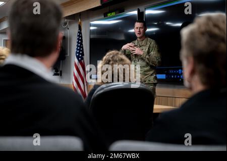 Le colonel Joseph Kramer, commandant de l’escadre de la bombe 7th, informe les membres du Comité des affaires militaires d’Abilene de la mission de l’escadre à la base aérienne de Dyess, Texas, 14 avril 2022. Pendant que le MAC d'Abilene a visité l'installation, ils ont reçu des séances d'information sur les missions de l'aile de la direction de l'installation de Dyess pour mieux comprendre le domaine de compétence de la base. « Plus les communautés de l'AMC et d'Abilene comprennent la mission de Team Dyess, mieux elles peuvent soutenir les aviateurs et leurs familles », a déclaré Gray Britwell, vice-président de l'AMC d'Abilene. « Nous sommes ici pour soutenir tout le monde à Dyess AFB; par le biais de Banque D'Images