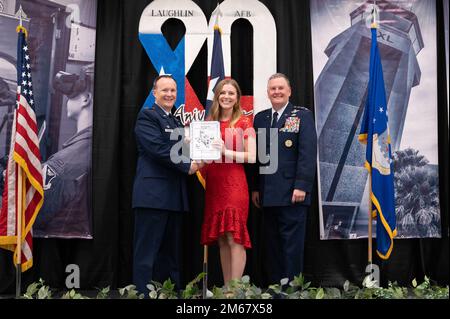 Mme Kera Froembling, membre du Groupe des opérations 47th, accepte un prix remis par le colonel Craig Phrar, commandant de l'escadre d'entraînement de vol 47th, et le lieutenant général Brad Webb, commandant du Commandement de l'éducation et de l'entraînement aériens (CSTC), lors de la cérémonie annuelle des Prix d'anniversaire 80th à Del Rio, au Texas, au 14 avril 2022. Cet événement a eu lieu pour honorer des membres militaires exceptionnels de la base aérienne de Laughlin et des dirigeants civils à Del Rio qui appuient Laughlin et sa mission. Banque D'Images