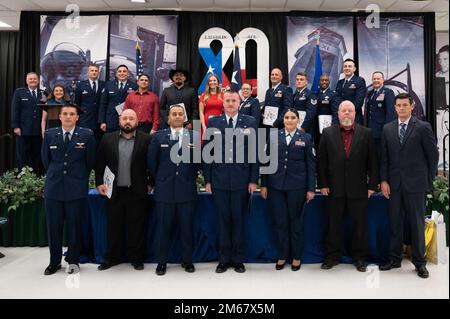 Les lauréats des prix ou leurs représentants posent pour une photo avec le colonel Craig Phelor, commandant de l'escadre d'entraînement en vol 47th, et le lieutenant-général Brad Webb, commandant du Commandement de l'éducation et de l'entraînement aériens (AETC), à la cérémonie annuelle des prix d'anniversaire 80th à Del Rio, au Texas, au 14 avril 2022. Cet événement a eu lieu pour honorer des membres militaires exceptionnels de la base aérienne de Laughlin et des dirigeants civils à Del Rio qui appuient Laughlin et sa mission. Banque D'Images