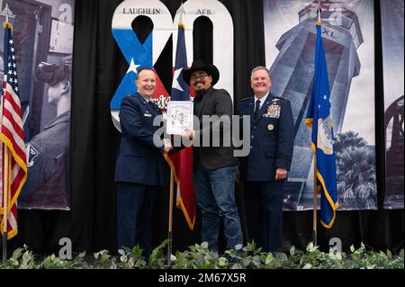 M. Primitivo Cuellar, membre de la Direction de la maintenance 47th, accepte un prix remis par le colonel Craig Phrar, commandant de l'escadre de formation en vol 47th, et le lieutenant général Brad Webb, commandant du Commandement de l'éducation et de l'instruction aériennes (AETC), lors de la cérémonie de remise des Prix d'anniversaire 80th à Del Rio, au Texas, au 14 avril 2022. Cet événement a eu lieu pour honorer des membres militaires exceptionnels de la base aérienne de Laughlin et des dirigeants civils à Del Rio qui appuient Laughlin et sa mission. Banque D'Images