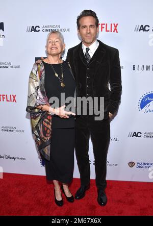 L'acteur canado-américain Ryan Reynolds et la mère Tammy Reynolds arrivent à la Cinémathèque américaine en l'honneur de Ryan Reynolds à l'hôtel Beverly Hilton sur 17 novembre 2022 à Beverly Hills, en Californie. © OConnor/AFF-USA.com Banque D'Images