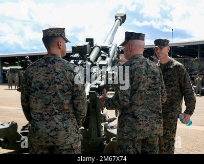 Le commandant de 38th du corps des Marines, le général David H. Berger et le sergent-major de 18th du corps des Marines, discutent avec les Marines de la force de rotation marine-Darwin (MRF-D) des capacités d'armes utilisées pendant l'exercice d'entraînement, Darwin, Australie, 14 avril 2022. Le FRM-D a été un moyen crucial de renforcer notre interopérabilité avec la Force de défense australienne. Aujourd'hui, en 11th ans, Marines maintient toujours un partenariat étroit avec l'ADF à tous les niveaux. Banque D'Images