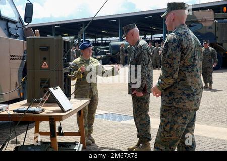 Le commandant de 38th du corps des Marines, le général David H. Berger et le sergent-major de 18th du corps des Marines, discutent avec les Marines de la force de rotation marine-Darwin (MRF-D) des capacités d'armes utilisées pendant l'exercice d'entraînement, Darwin, Australie, 14 avril 2022. Le FRM-D a été un moyen crucial de renforcer notre interopérabilité avec la Force de défense australienne. Aujourd'hui, en 11th ans, Marines maintient toujours un partenariat étroit avec l'ADF à tous les niveaux. Banque D'Images