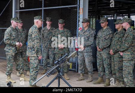 Le commandant de 38th du corps des Marines, le général David H. Berger et le sergent-major de 18th du corps des Marines, discutent avec les Marines de la force de rotation marine-Darwin (MRF-D) des capacités d'armes utilisées pendant l'exercice d'entraînement, Darwin, Australie, 14 avril 2022. Le FRM-D a été un moyen crucial de renforcer notre interopérabilité avec la Force de défense australienne. Aujourd'hui, en 11th ans, Marines maintient toujours un partenariat étroit avec l'ADF à tous les niveaux. Banque D'Images