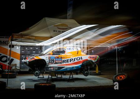 229 ESTEVE PUJOL Isidre (spa), VILLALOBOS VALCARCEL José Maria (spa), Repsol Rally Team, Toyota Hilux, Auto, ambiance, Bivouac pendant la phase 2 du Dakar 2023 entre le Camp de la mer et Al-'Ula, sur 2 janvier 2023 à Al-'Ula, Arabie Saoudite - photo Julien Delfosse / DPPI Banque D'Images