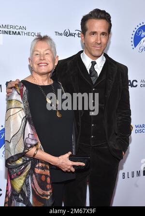 L'acteur canado-américain Ryan Reynolds et la mère Tammy Reynolds arrivent à la Cinémathèque américaine en l'honneur de Ryan Reynolds à l'hôtel Beverly Hilton sur 17 novembre 2022 à Beverly Hills, en Californie. © OConnor/AFF-USA.com Banque D'Images