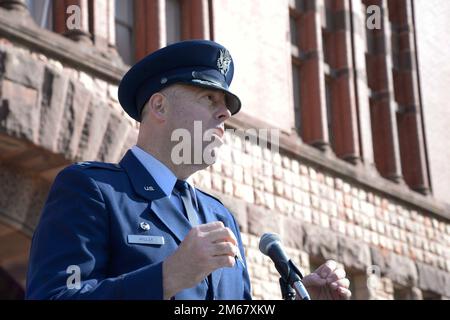 Le colonel Patrick Miller, commandant de la base aérienne de 88th et de la base aérienne Wright-Patterson, informe les cadets du détachement 645 de l'engagement qui les attend pour servir leur Country 14 avril 2022 à l'Université de l'État de l'Ohio. Le Tri-Service Parade est une tradition à l'Université d'État de l'Ohio depuis 1916 et permet à plusieurs cadets et midshipmen de recevoir des bourses d'études de donateurs généreux. Banque D'Images