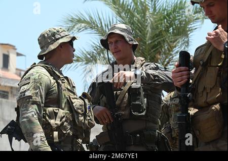 Les soldats de la Garde nationale de l'Armée de Virginie avec la Force opérationnelle Red Dragon, la Force opérationnelle interarmées combinée - Corne de l'Afrique (CJTF-HOA), s'entraînent avec des membres de la Légion étrangère française sur le site des opérations militaires françaises sur terrain urbanisé (MOUT), Djibouti, 15 avril 2022. Les membres du CJTF-HOA forment régulièrement avec leurs alliés, leurs partenaires et les organisations gouvernementales et travaillent de concert pour réaliser un effort unifié visant à améliorer la sécurité, la sécurité et la prospérité en Afrique de l'est. Banque D'Images