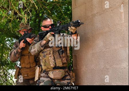 Les soldats de la Garde nationale de l'Armée de Virginie avec la Force opérationnelle Red Dragon, la Force opérationnelle interarmées combinée - Corne de l'Afrique (CJTF-HOA), s'entraînent avec des membres de la Légion étrangère française sur le site des opérations militaires françaises sur terrain urbanisé (MOUT), Djibouti, 15 avril 2022. Les membres du CJTF-HOA forment régulièrement avec leurs alliés, leurs partenaires et les organisations gouvernementales et travaillent de concert pour réaliser un effort unifié visant à améliorer la sécurité, la sécurité et la prospérité en Afrique de l'est. Banque D'Images