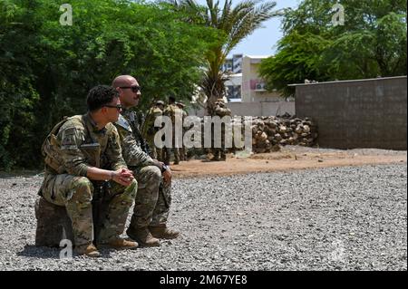Les soldats de la Garde nationale de l'Armée de Virginie avec la Force opérationnelle Red Dragon, la Force opérationnelle interarmées combinée - Corne de l'Afrique (CJTF-HOA), s'entraînent avec des membres de la Légion étrangère française sur le site des opérations militaires françaises sur terrain urbanisé (MOUT), Djibouti, 15 avril 2022. Les membres du CJTF-HOA forment régulièrement avec leurs alliés, leurs partenaires et les organisations gouvernementales et travaillent de concert pour réaliser un effort unifié visant à améliorer la sécurité, la sécurité et la prospérité en Afrique de l'est. Banque D'Images