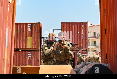 Les soldats de la Garde nationale de l'Armée de Virginie avec la Force opérationnelle Red Dragon, la Force opérationnelle interarmées combinée - Corne de l'Afrique (CJTF-HOA), s'entraînent avec des membres de la Légion étrangère française sur le site des opérations militaires françaises sur terrain urbanisé (MOUT), Djibouti, 15 avril 2022. Les membres du CJTF-HOA forment régulièrement avec leurs alliés, leurs partenaires et les organisations gouvernementales et travaillent de concert pour réaliser un effort unifié visant à améliorer la sécurité, la sécurité et la prospérité en Afrique de l'est. Banque D'Images