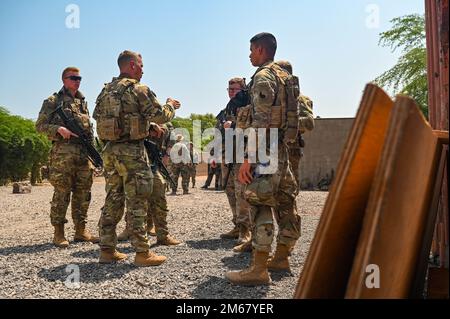 Les soldats de la Garde nationale de l'Armée de Virginie avec la Force opérationnelle Red Dragon, la Force opérationnelle interarmées combinée - Corne de l'Afrique (CJTF-HOA), s'entraînent avec des membres de la Légion étrangère française sur le site des opérations militaires françaises sur terrain urbanisé (MOUT), Djibouti, 15 avril 2022. Les membres du CJTF-HOA forment régulièrement avec leurs alliés, leurs partenaires et les organisations gouvernementales et travaillent de concert pour réaliser un effort unifié visant à améliorer la sécurité, la sécurité et la prospérité en Afrique de l'est. Banque D'Images