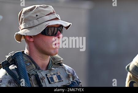 ÉTATS-UNIS Les soldats de la Garde nationale de l'armée avec la Force opérationnelle Red Dragon, la Force opérationnelle interarmées combinée - Corne de l'Afrique (CJTF-HOA), s'entraînent avec des membres de la Légion étrangère française sur le site des opérations militaires françaises sur terrain urbanisé (MOUT), Djibouti, 15 avril 2022. Les membres du CJTF-HOA forment régulièrement avec leurs alliés, leurs partenaires et les organisations gouvernementales et travaillent de concert pour réaliser un effort unifié visant à améliorer la sécurité, la sécurité et la prospérité en Afrique de l'est. Banque D'Images