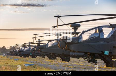 AH-64 des hélicoptères Apache affectés au 3rd Escadron, 17th Cavalry Regiment, 3rd combat Aviation Brigade, 3rd Infantry Division, sont assis sur le tarmac lors d'un exercice d'artillerie aérienne à fort Stewart, Géorgie, 14 avril 2022. Les armes aériennes permettent à 3rd aviateurs DE TAXI et membres de la équipage de former leurs tâches essentielles à leur mission et améliorent la préparation au combat de la brigade. Banque D'Images