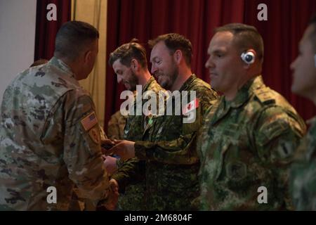 71st Ordnance Group accueille l'équipe de groupe de l'année (TOY) où 11 équipes américaines et 3 équipes étrangères ont mis leurs compétences en matière de fin de journée à l'épreuve pour avoir une chance de participer au JEU All Army au White Sands missile Range, Nouveau-Mexique, 13 avril 2022. Les 14 équipes ont été évaluées sur 15 opérations et tâches associées afin de fournir un soutien de la fin de journée aux opérations de combat à grande échelle afin d'éliminer et/ou de réduire les menaces explosives. Banque D'Images