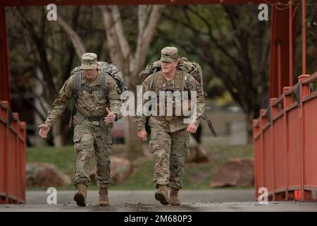 Le capitaine Michael Knight (à gauche) et le cadet Ryan Fischer traversent le pont de la rivière Boise. Les Cadets ROTC de l'Université d'État de Boise à la fin du semestre n'ont pas laissé tomber dans leurs horaires. À la mi-avril, deux groupes de cadets ont fait une marche panoramique le long du système de sentier de la ceinture verte de Boise. Le groupe un a terminé une marche de 12 milles tandis que le groupe 2 a terminé une marche de 8 milles. En quête d'une forme physique d'une autre sorte, les cadets ont assisté à un exposé de M. Cody Rome, diplômé de l'Académie navale d'Annapolis en 2012, sur la gestion de leur fi Banque D'Images