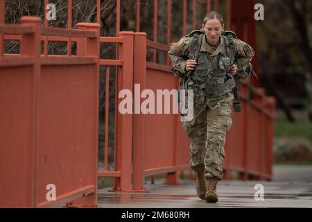 Boise State University Army ROTC Cadet Devon Stapleton sera un senior à l'automne à BSU majeure en santé publique. Elle est originaire de Boise, Idaho, et est venue à BSU comme sophome après avoir fréquenté l'université dans le nord de l'Idaho. Sa première impression de BSU était l'esprit accueillant qui l'a accueillie lorsqu'elle a commencé ses cours. Cet été, elle servira 4 à 6 semaines avec une unité active de l'Armée de terre dans le cadre du programme de formation en leadership des cadets. Stapleton sera alors l'officier exécutif du bataillon Bronco au cours de la prochaine année académique. Le semestre de printemps 2022 de l'Université d'État de Boise a co Banque D'Images