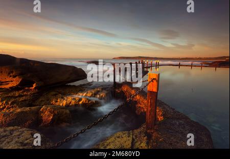 Lumière du matin au Mahon Rock pool Maroubra Australie. Concentrez-vous sur le premier post Banque D'Images