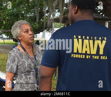 JACKSONVILLE, Floride (14 avril 2022) - Dana Shropshire, agente de gestion des urgences à l'hôpital naval de Jacksonville, donne des instructions à l'hôpital Corpsman 3rd classe Brian Williams lors d'une formation aux opérations du premier receveur. Shropshire, originaire de Valdosta, en Géorgie, déclare : « nos formations permettent à notre personnel de se préparer à une catastrophe éventuelle. » Banque D'Images