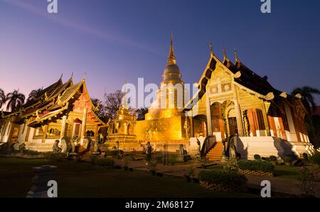 Wat Phra Singh Temple bouddhiste de Woramahawihan à l'heure du soir.Chiang Mai, Thaïlande Banque D'Images