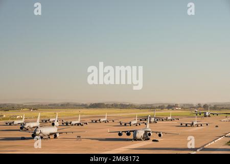 Une KC-46 Pegasus, une KC-10 Extender et une galaxie C-5 se trouvent aux côtés de multiples C-17 Globmaster II et KC-135 Stratotankers à la base aérienne de Morón, en Espagne, jeudi, 14 avril 2022. Ces cinq aéronefs représentent 44 p. 100 des actifs aériens du Commandement de la mobilité aérienne. Banque D'Images