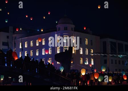 Les gens libèrent beaucoup de lanternes de ciel pour la célébration des lumières, pour le plaisir et de faire des souhaits à Volos, Grèce Banque D'Images