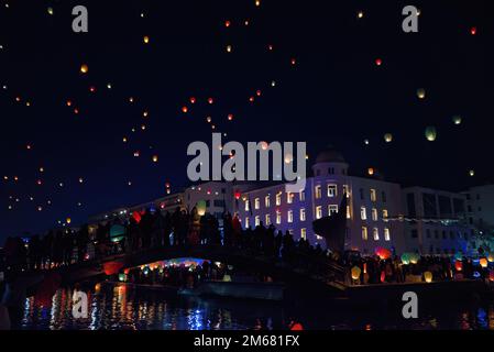 Les gens libèrent beaucoup de lanternes de ciel pour la célébration des lumières, pour le plaisir et de faire des souhaits à Volos, Grèce Banque D'Images