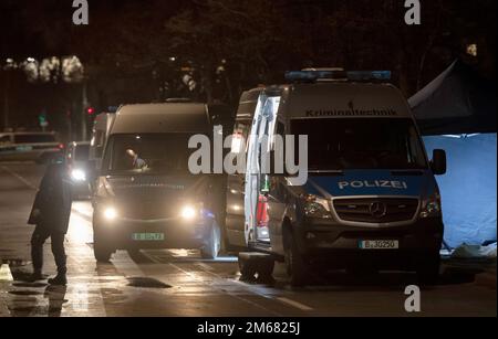 Berlin, Allemagne. 03rd janvier 2023. Les véhicules de police d'urgence se trouvent à côté d'une zone protégée dans une rue de Kreuzberg. Un homme sans abri était mort dans un incendie là tôt dans la matinée crédit: Paul Zinken/dpa/Alamy Live News Banque D'Images