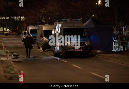 Berlin, Allemagne. 03rd janvier 2023. Les véhicules de police d'urgence se trouvent à côté d'une zone protégée dans une rue de Kreuzberg. Un homme sans abri était mort dans un incendie là tôt dans la matinée crédit: Paul Zinken/dpa/Alamy Live News Banque D'Images