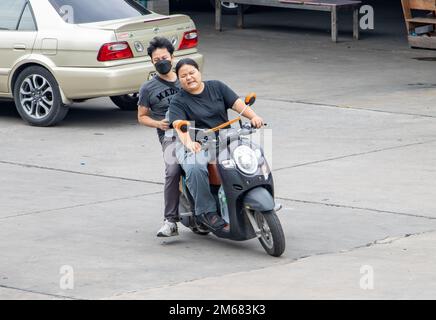 SAMUT PRAKAN, THAÏLANDE, 23 2022 FÉVRIER, le couple fait des promenades en moto dans la rue. Banque D'Images