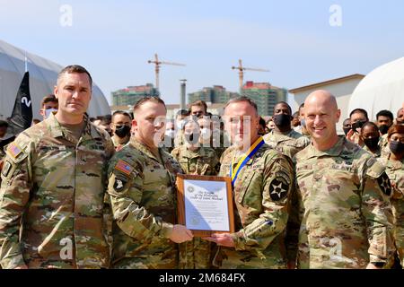 2nd la Brigade de l'aviation de combat a intronisé le sergent de commandement Shawn F. Carns à titre de chevalier de l'honorable ordre de Saint Michael. Le sergent de commandement Maj. Carns est l'actuel 2nd Infantry ROK – États-Unis Sergent-major de commandement de division combiné et va bientôt renoncer à la responsabilité. Il sera le prochain sergent-major de commandement de I corps à la base interarmées Lewis McChord. « Ces deux (le colonel Aaron Martin et le sergent de commandement Maj. Jerramy Wood) ont eu mon dos ici tout le temps », a déclaré le sergent de commandement Shawn F. Carns, le sergent de commandement de la division combinée Infantry-ROK/US de 2nd. 'Pas seulement avoir mon dos Banque D'Images